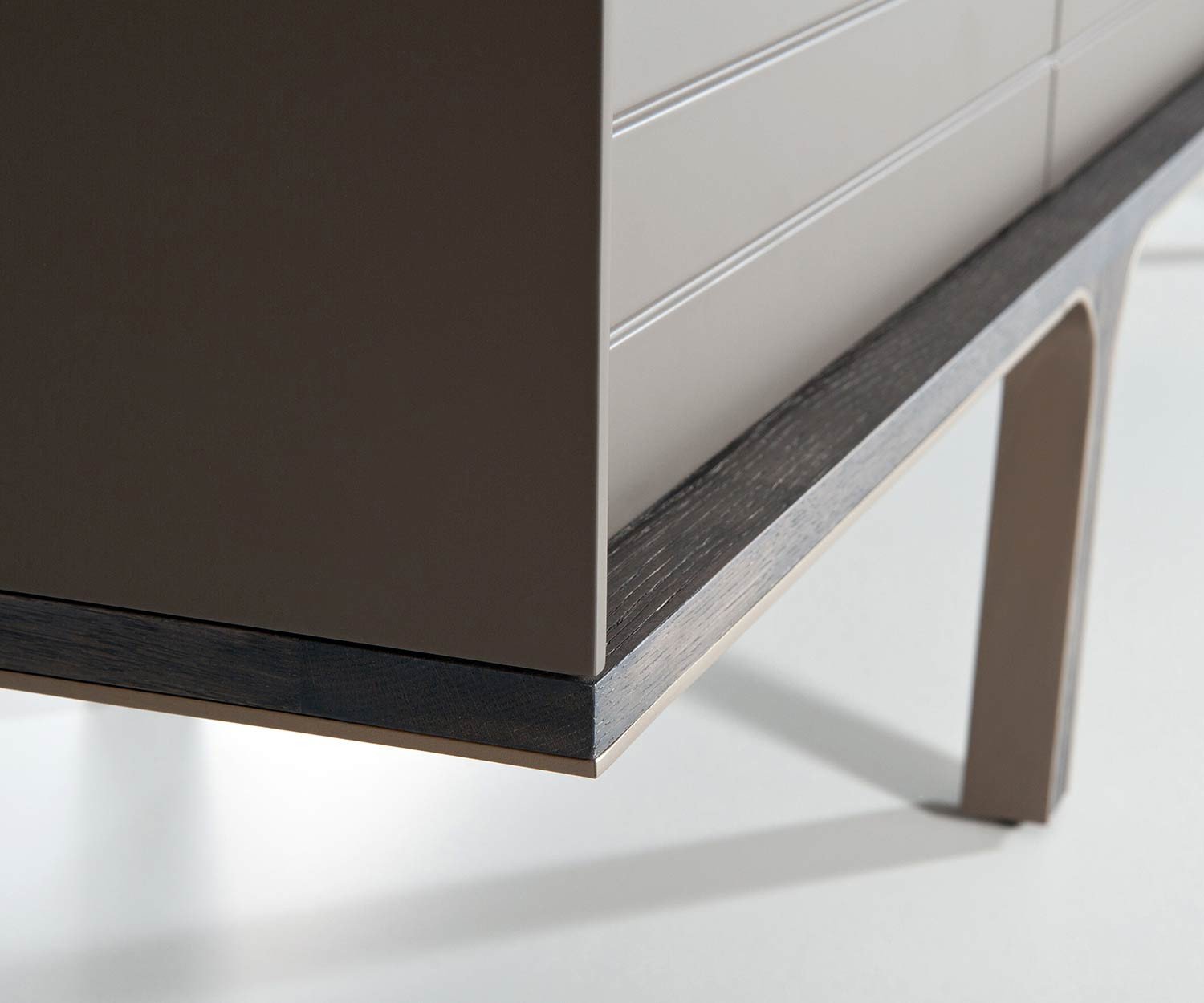 al2 Mobius 002 design dressoir detail massief houten poten en plint