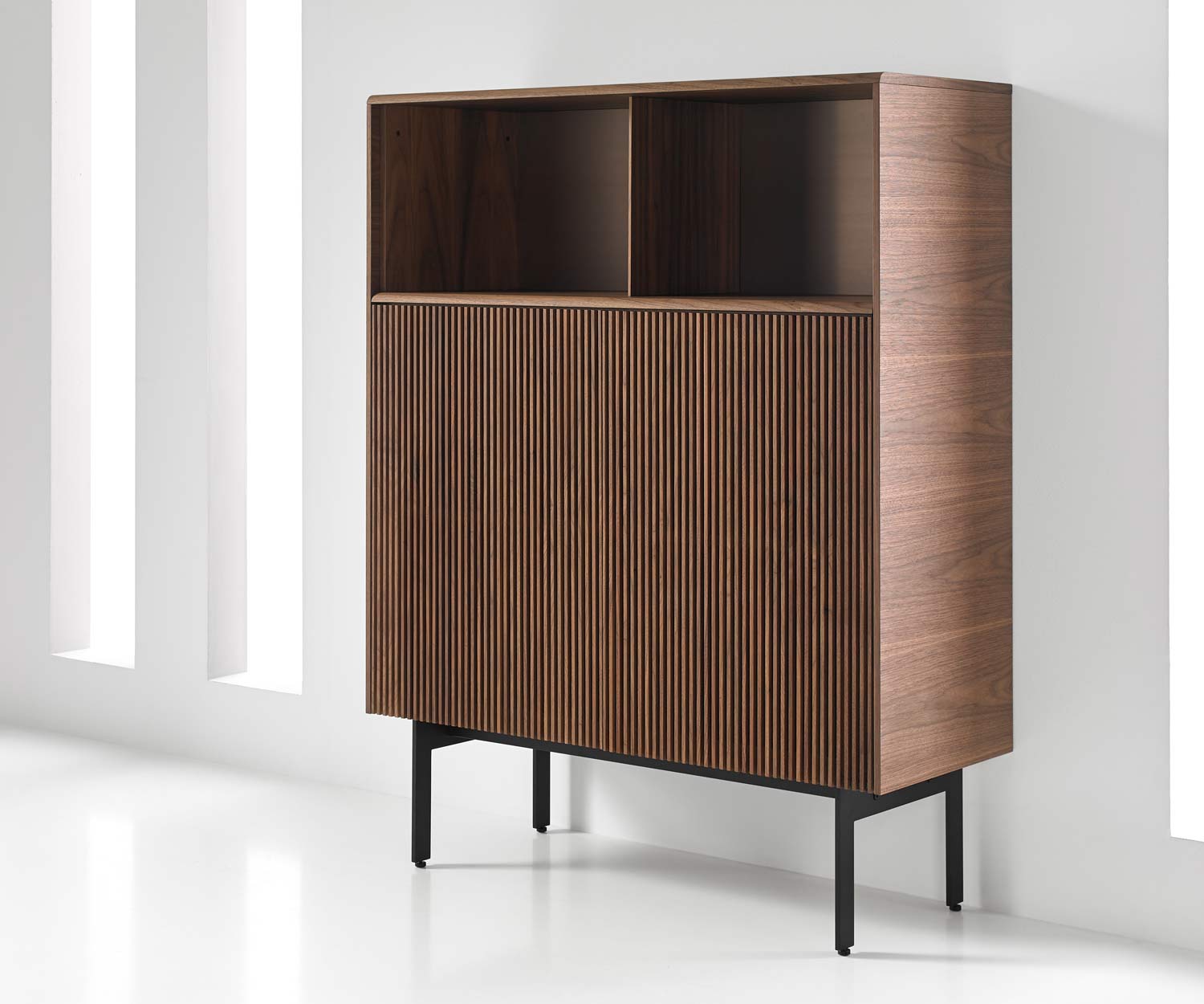 Exclusief design highboard met accordeondeur op sokkel van 29 cm